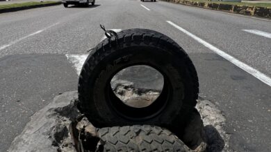 Peligro en la avenida Bella Vista tras alcantarilla sin tapa en plena vía rápida