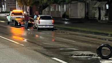 Cae carro en una alcantarilla sin tapas en la Av. Bella Vista de Maturín