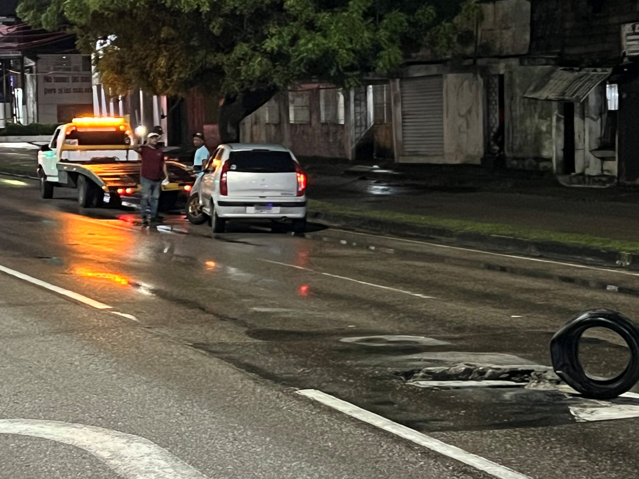 Cae carro en una alcantarilla sin tapas en la Av. Bella Vista de Maturín