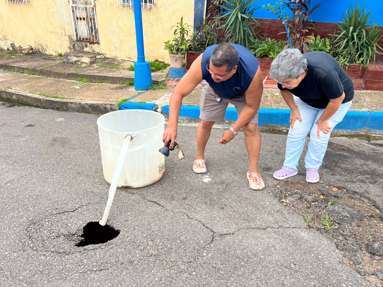 Habitantes de La Muralla alarmados por socavamiento de tierra en la calle 4