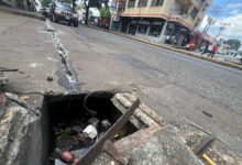 Piden tapar alcantarilla en acera de la avenida Bicentenario
