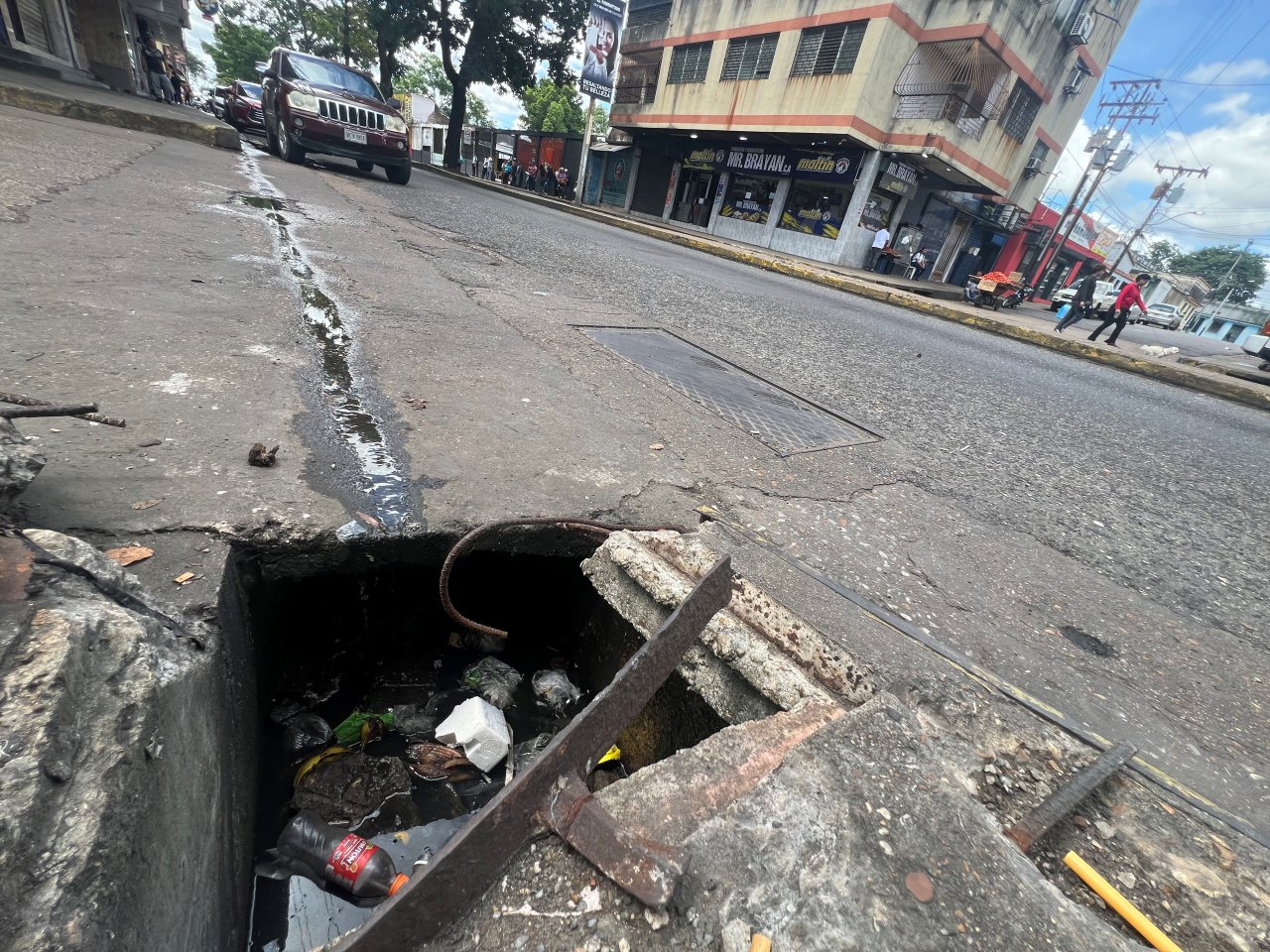 Piden tapar alcantarilla en acera de la avenida Bicentenario