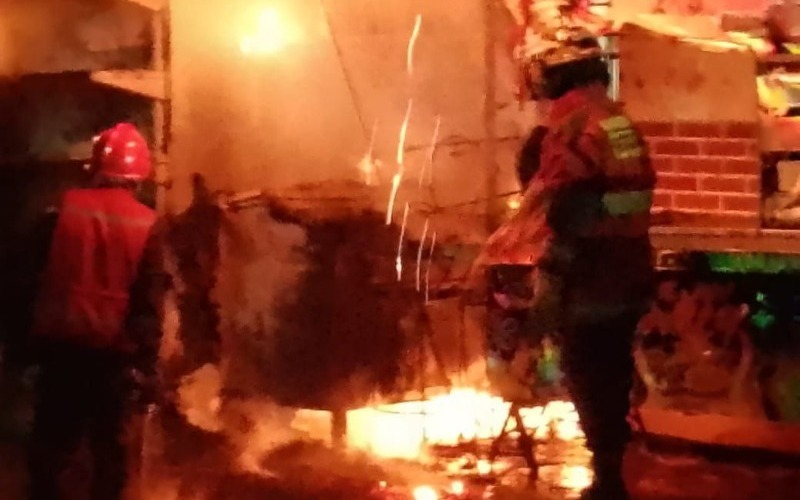 Incendio en Petare arrasa con tres locales comerciales por presunto cortocircuito