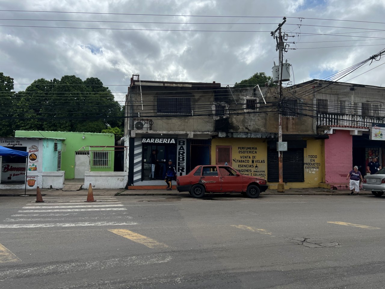 Tras inundaciones por lluvias comerciantes de la principal de La Puente piden limpieza de drenajes