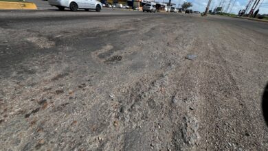 Aumenta el deterioro de la vía en el semáforo de Las Cayenas en la Av. Bella Vista