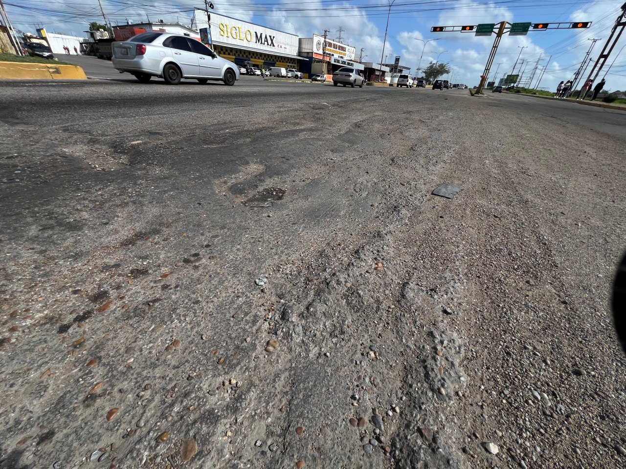 Aumenta el deterioro de la vía en el semáforo de Las Cayenas en la Av. Bella Vista
