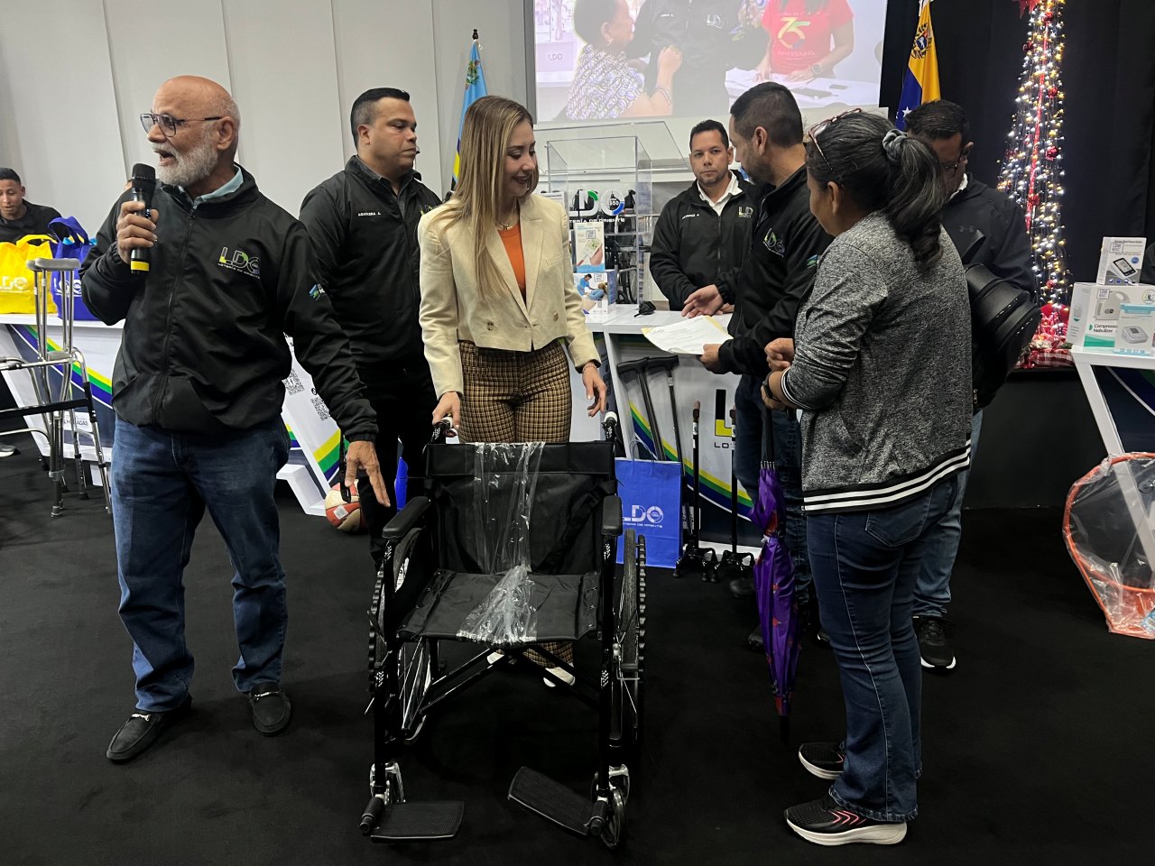 Lotería de Oriente reinaugura el auditorio "Lucía León" y entrega 130 ayudas