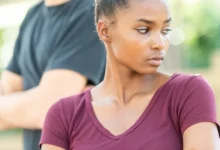 Las verdaderas razones por las que evitas los planes con tus amigos, según la psicología