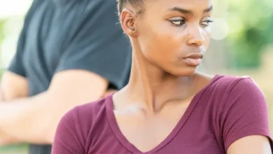 Las verdaderas razones por las que evitas los planes con tus amigos, según la psicología