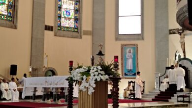 Feligreses reciben con fervor las reliquias de Santa Carmen Rendiles en la Catedral de Maturín.