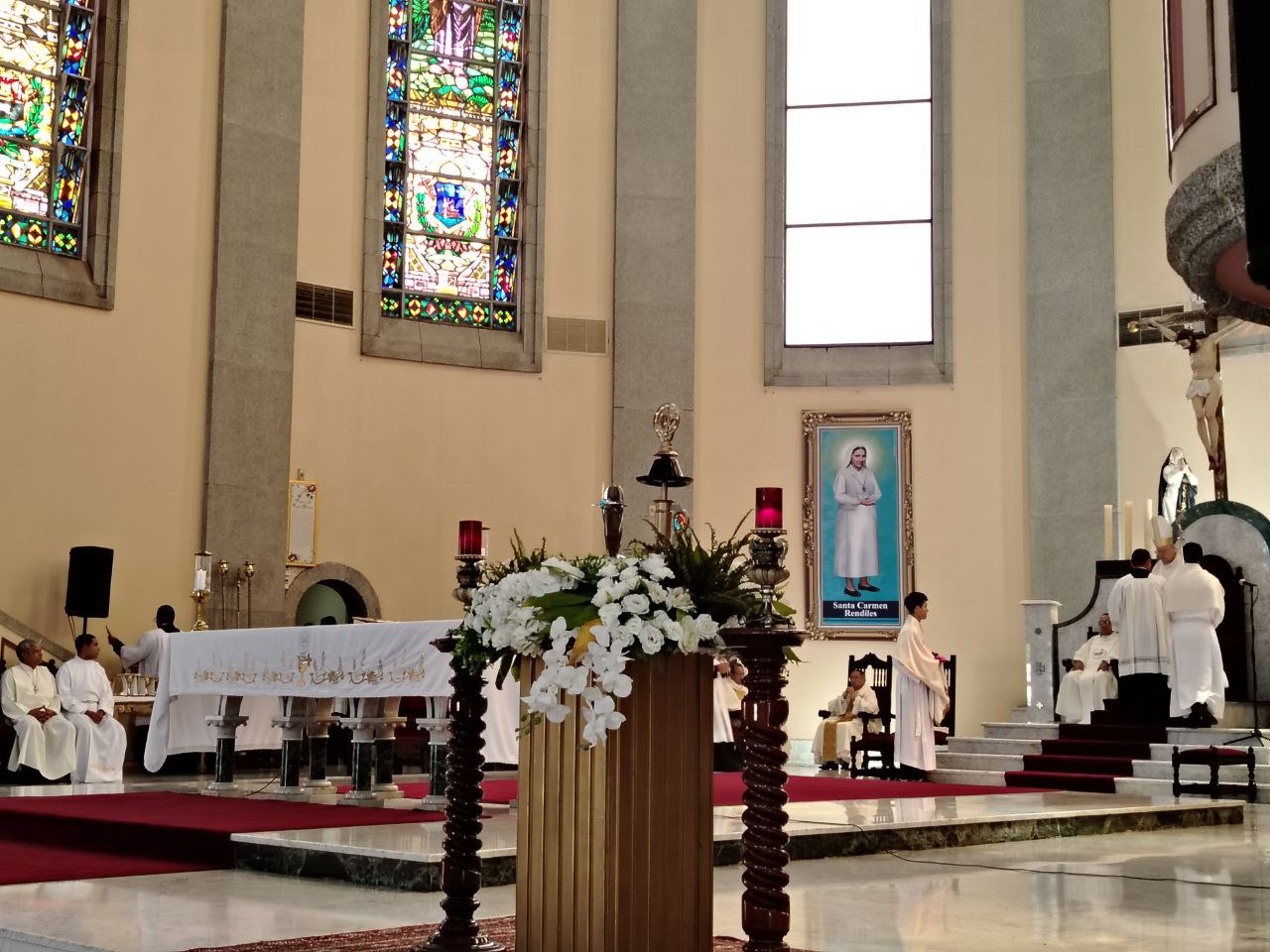 Feligreses reciben con fervor las reliquias de Santa Carmen Rendiles en la Catedral de Maturín.
