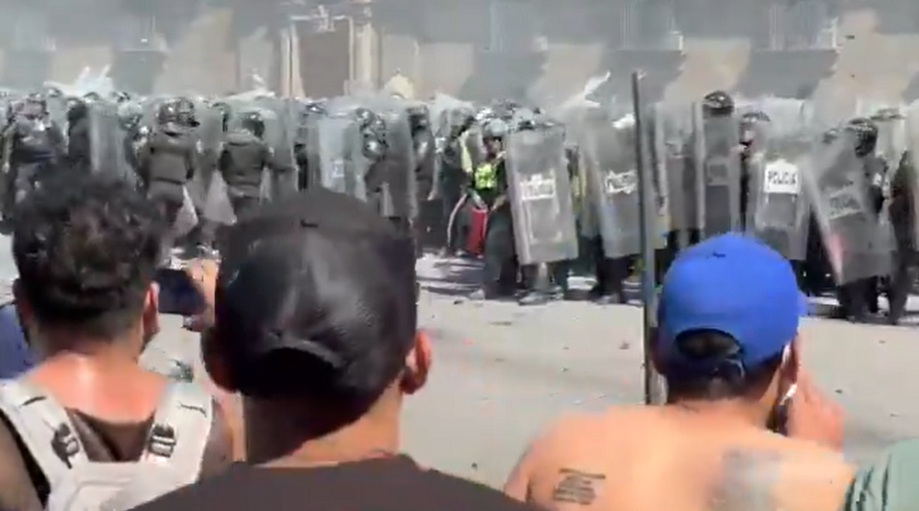 Manifestantes intentan entrar al Palacio Nacional de México
