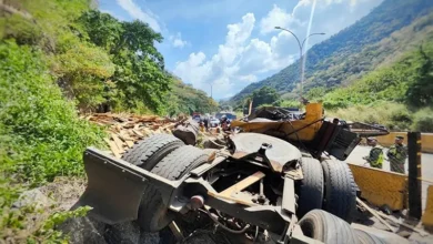 Vuelco de gandola en la autopista Valencia – Puerto Cabello deja dos fallecidos