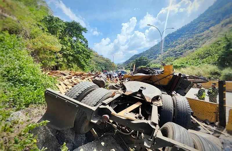 Vuelco de gandola en la autopista Valencia – Puerto Cabello deja dos fallecidos
