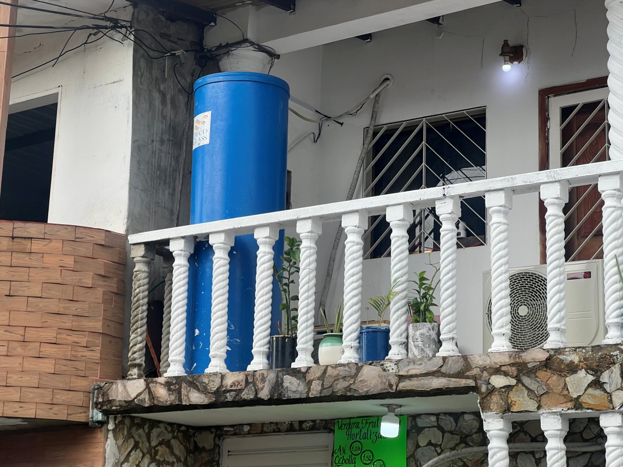 Vecinos de Palo Negro reportan que el servicio de agua sigue deficiente