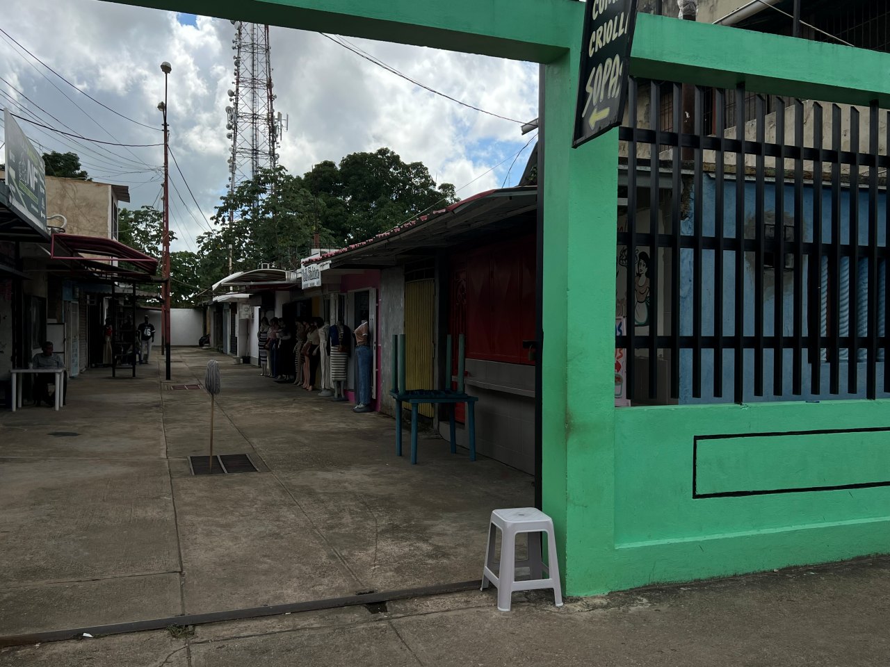 Desde hace dos semanas siguen sin luz 220V comerciantes de La Chimborazo