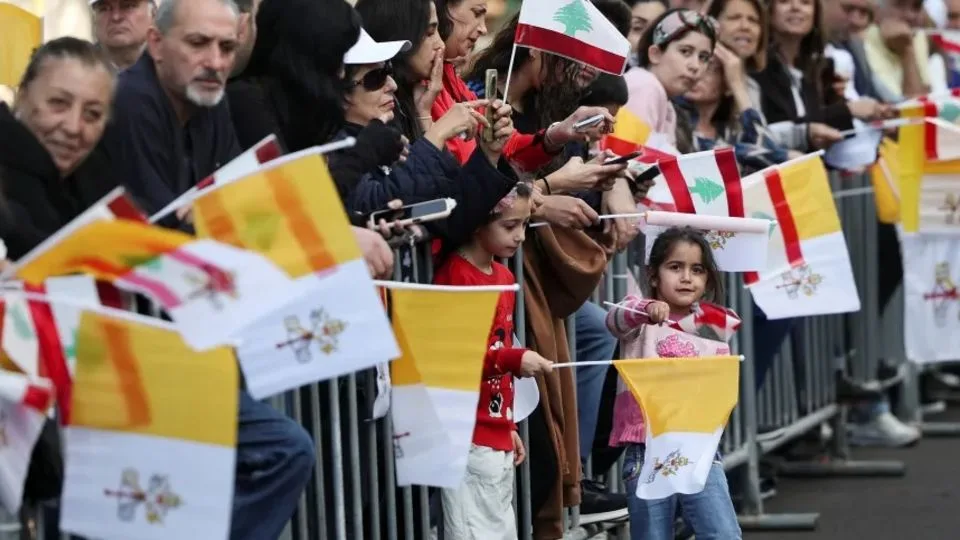 Papa León XIV llega a Líbano con un llamado a la unidad nacional