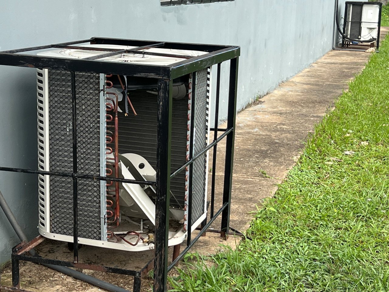 Piden reforzar seguridad dentro del Polideportivo ante hurto de compresor de aire acondicionado