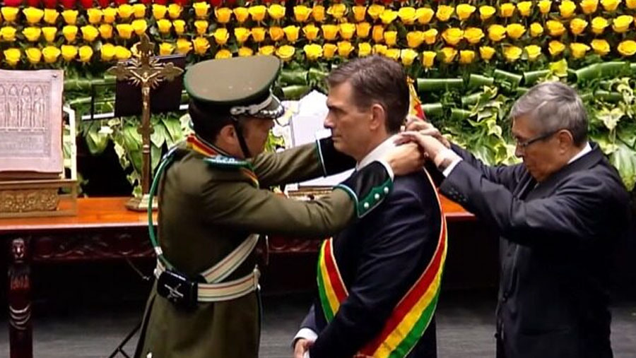 Rodrigo Paz es investido como presidente de Bolivia