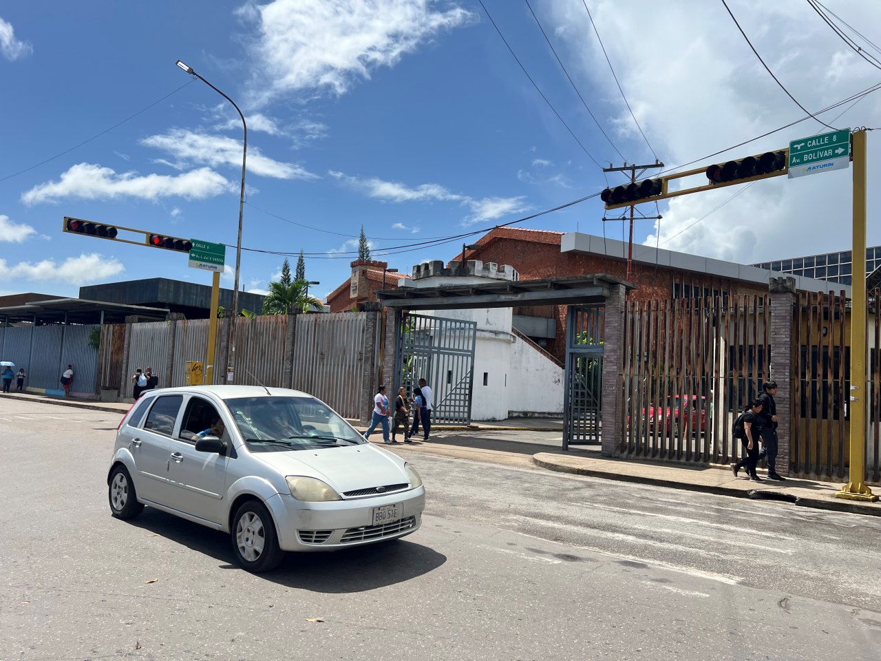 Estudiantes de la UBV denuncian irrespeto en el semáforo que quedan frente a la universidad