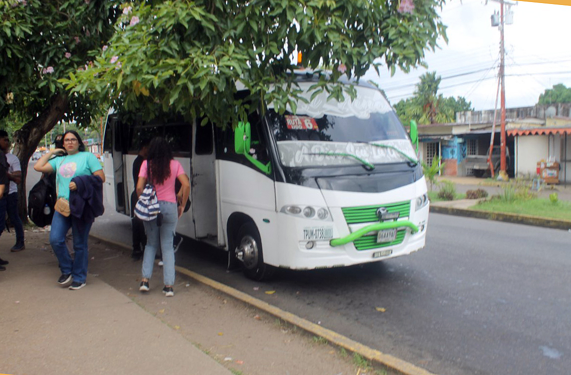 Estudiantes de la UDO en Los Guaritos: en horas del mediodía hay deficiencia de buses