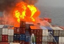 Un portacontenedores se incendia en el puerto de Los Ángeles