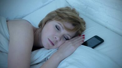 ¿Usar el celular antes de dormir afecta la calidad del sueño? Esto dice un estudio