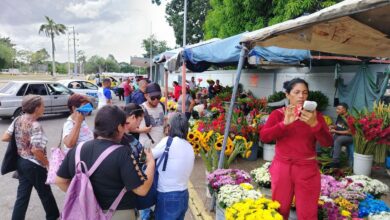 Vendedores de flores reportan ventas "regulares" tras celebrarse el Día de Muertos.