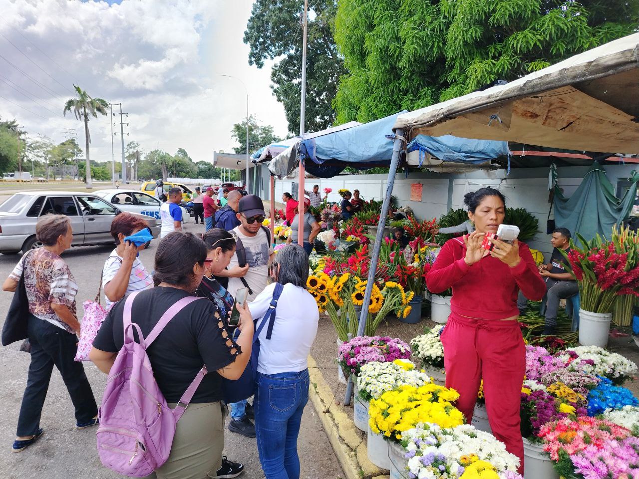 Vendedores de flores reportan ventas "regulares" tras celebrarse el Día de Muertos.