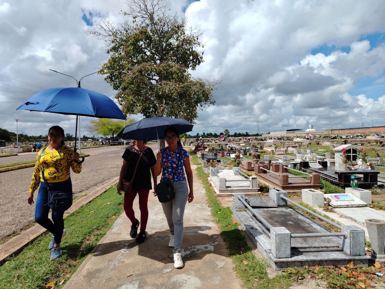 Cementerios de Maturín se desbordan de devoción y flores por el Día de los Fieles Difuntos.