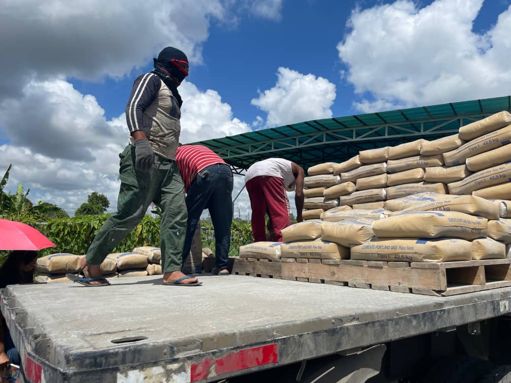 Más de 800 familias son atendidas con venta de cemento en el sector El Parquecito