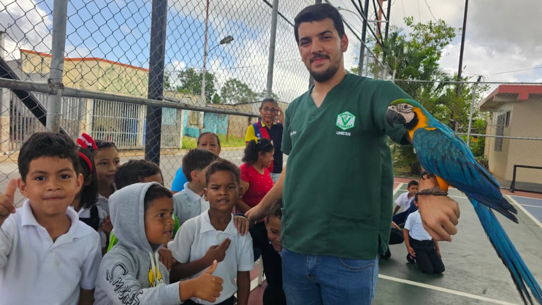 Zoológico La Guaricha lleva animales de estimulación sensorial a la Escuela Pedro Máximo Campos en Maturín