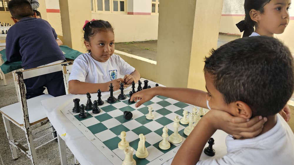 Niños de la Escuela República del Uruguay fortalecen sus habilidades motoras y mentales