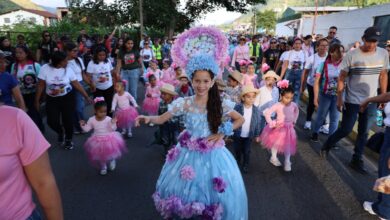Más de 500 estudiantes celebraron con desfile la inauguración de la Expo Flor y Café Caripe 2025