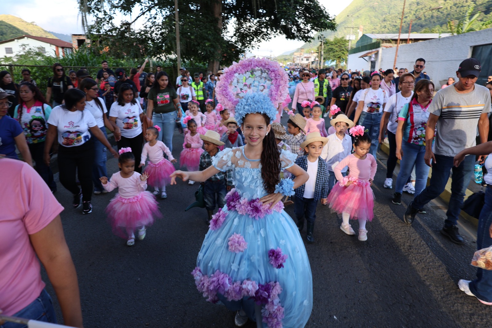 Más de 500 estudiantes celebraron con desfile la inauguración de la Expo Flor y Café Caripe 2025