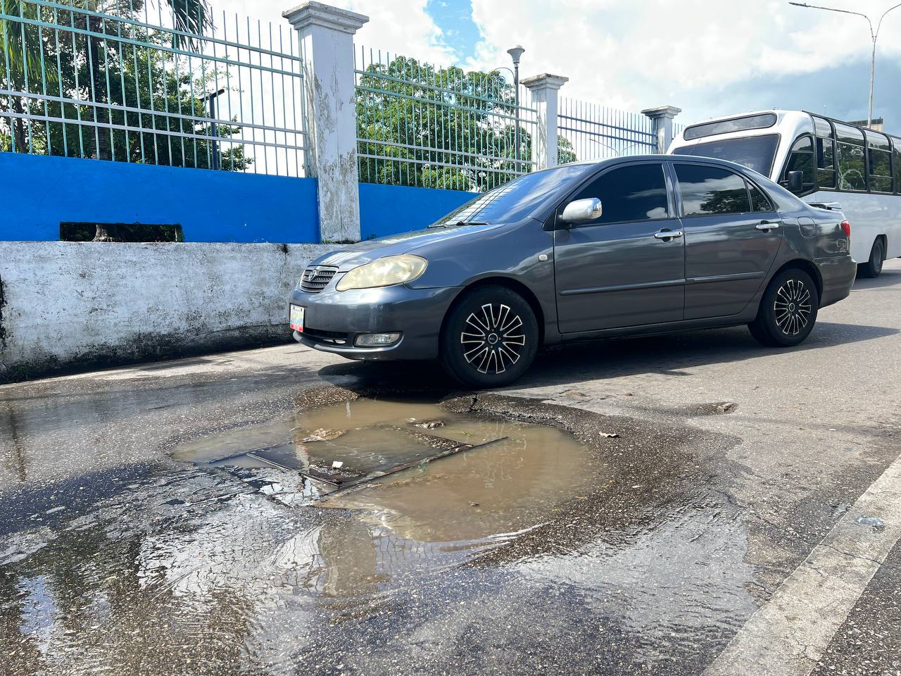 Denuncian persistente desborde de aguas servidas en las afueras del Terminal de Maturín