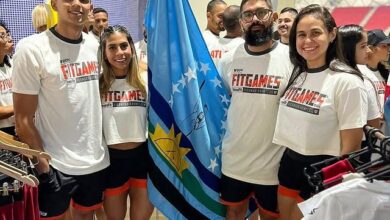 El Poliedro de Caracas fue el epicentro para los atletas nacionales e internacionales que desafiaron sus límites en la fase final del Fit Games 2025, donde los monaguenses destacaron en la disciplinas de hyrox, crossfit y athlos. Más de 500 atletas participaron en esta 17ma edición de Fit Games, representando no solo a diversas regiones de Venezuela, sino también a países vecinos como Brasil, Colombia, Argentina, etc. Esta gran final se llevó a cabo los días 21, 22 y 23 de noviembre. Los de Monagas subcampeones en hyrox Los atletas monaguenses Luis Rodríguez y Luis Rauseo demostraron un rendimiento excepcional al conseguir el segundo lugar en la exigente categoría Open Dupla Masculinos de la disciplina hyrox, una de las pruebas de fitness funcional más demandantes y de mayor crecimiento a nivel mundial. El dúo monaguense demostró una sincronía y preparación física de primer nivel para superar a sus rivales y asegurar el prestigioso segundo escalón del podio. Crossfit La destacada participación monaguense en el Fit Games 2025 se extendió a las competencias de crossfit, donde varios atletas lograron subir al podio en categorías de alto nivel: Karina Portillo logró el tercer lugar en la Categoría Avanzado Femenino, mientras que Daniel Marín destacó en la categoría Sub Máster (35-39 años), al lograr clasificar a la final. Monaguenses en el podio del athlos (simulador de hyrox) Cruz Yunis y Victoria Da Silva demostraron su élite, obteniendo el tercer lugar y el segundo lugar, respectivamente, en la prestigiosa categoría Élite Pro (Masculino y Femenino). Nathaly García también brilló con una destacada actuación, asegurando el segundo lugar en la categoría Élite Pro Femenino, igualando el logro de Da Silva. Finalmente, en la categoría Open Femenino, la dupla monaguense Norika y Mari Delfi alcanzaron también el podio, logrando el tercer lugar. Con la Mirada en el Futuro: Próximos Desafíos Estos atletas monaguenses no detienen su marcha y ya tienen la mira puesta en nuevos desafíos. Su calendario inmediato incluye una competencia de preparación el próximo 29 de noviembre en Villa Warriors, ubicado en San Antonio (EE.UU.). Mirando hacia el 2026, el equipo de corredores tiene un objetivo de máxima exigencia: el 8 de febrero iniciarán su preparación final para el desafiante Maratón CAF en Caracas, reafirmando su compromiso con la alta competencia y el alto rendimiento deportivo
