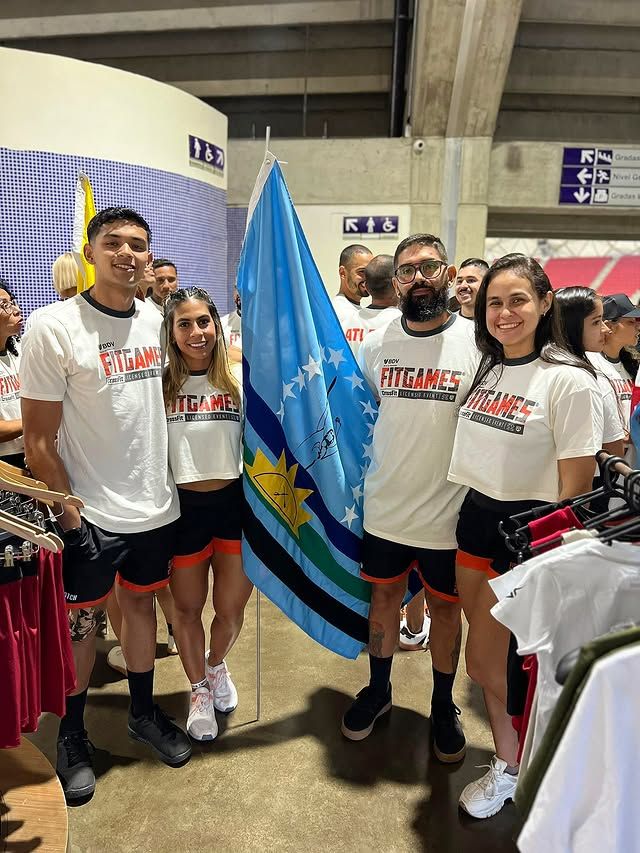 El Poliedro de Caracas fue el epicentro para los atletas nacionales e internacionales que desafiaron sus límites en la fase final del Fit Games 2025, donde los monaguenses destacaron en la disciplinas de hyrox, crossfit y athlos. Más de 500 atletas participaron en esta 17ma edición de Fit Games, representando no solo a diversas regiones de Venezuela, sino también a países vecinos como Brasil, Colombia, Argentina, etc. Esta gran final se llevó a cabo los días 21, 22 y 23 de noviembre. Los de Monagas subcampeones en hyrox Los atletas monaguenses Luis Rodríguez y Luis Rauseo demostraron un rendimiento excepcional al conseguir el segundo lugar en la exigente categoría Open Dupla Masculinos de la disciplina hyrox, una de las pruebas de fitness funcional más demandantes y de mayor crecimiento a nivel mundial. El dúo monaguense demostró una sincronía y preparación física de primer nivel para superar a sus rivales y asegurar el prestigioso segundo escalón del podio. Crossfit La destacada participación monaguense en el Fit Games 2025 se extendió a las competencias de crossfit, donde varios atletas lograron subir al podio en categorías de alto nivel: Karina Portillo logró el tercer lugar en la Categoría Avanzado Femenino, mientras que Daniel Marín destacó en la categoría Sub Máster (35-39 años), al lograr clasificar a la final. Monaguenses en el podio del athlos (simulador de hyrox) Cruz Yunis y Victoria Da Silva demostraron su élite, obteniendo el tercer lugar y el segundo lugar, respectivamente, en la prestigiosa categoría Élite Pro (Masculino y Femenino). Nathaly García también brilló con una destacada actuación, asegurando el segundo lugar en la categoría Élite Pro Femenino, igualando el logro de Da Silva. Finalmente, en la categoría Open Femenino, la dupla monaguense Norika y Mari Delfi alcanzaron también el podio, logrando el tercer lugar. Con la Mirada en el Futuro: Próximos Desafíos Estos atletas monaguenses no detienen su marcha y ya tienen la mira puesta en nuevos desafíos. Su calendario inmediato incluye una competencia de preparación el próximo 29 de noviembre en Villa Warriors, ubicado en San Antonio (EE.UU.). Mirando hacia el 2026, el equipo de corredores tiene un objetivo de máxima exigencia: el 8 de febrero iniciarán su preparación final para el desafiante Maratón CAF en Caracas, reafirmando su compromiso con la alta competencia y el alto rendimiento deportivo