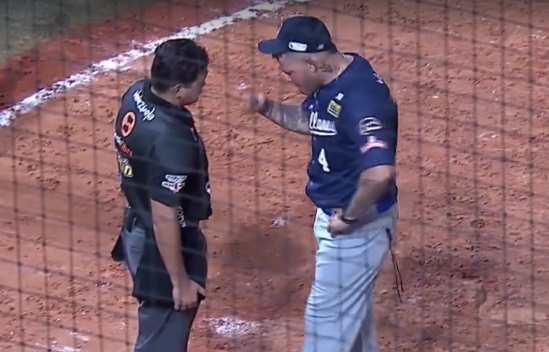 Yadier Molina es expulsado por primera vez como mánager de Magallanes