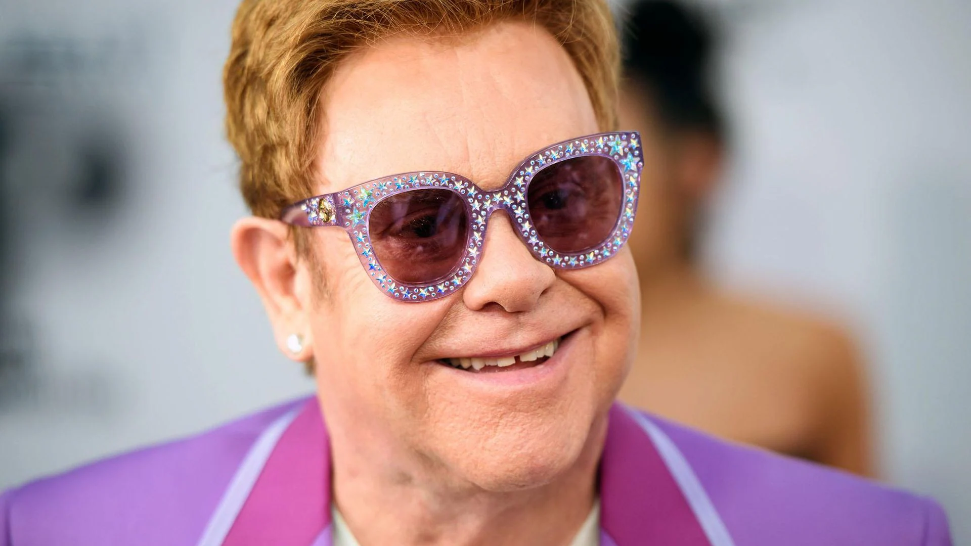 Elton John revela que perdió por completo la visión de su ojo derecho a causa de una infección