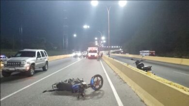 Dos hombres perdieron la vida al impactar en motocicleta contra un poste en Valencia