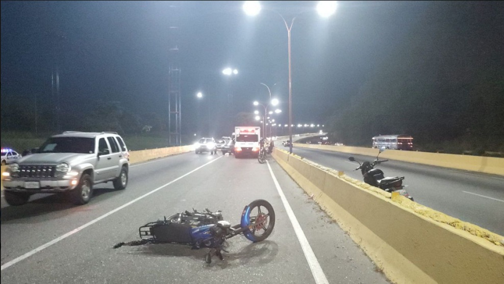 Dos hombres perdieron la vida al impactar en motocicleta contra un poste en Valencia