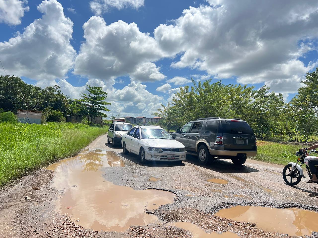 Grandes y pequeños huecos convierten la vía a Los Iraníes en una trampa