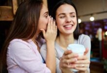 Expertos aseguran que el chisme puede mejorar la inteligencia social y la empatía