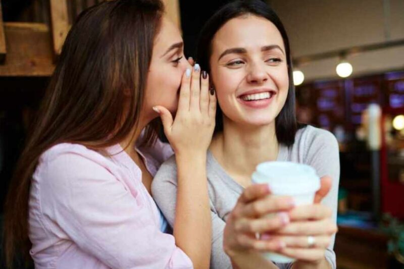 Expertos aseguran que el chisme puede mejorar la inteligencia social y la empatía
