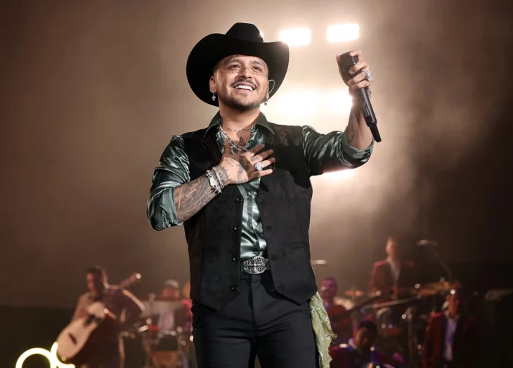 Christian Nodal se hace viral por usar la bandera de Venezuela