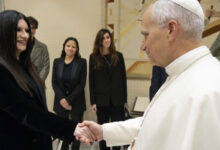 Laura Pausini recibió el premio "Global Icon" de Billboard Italia ante el Papa