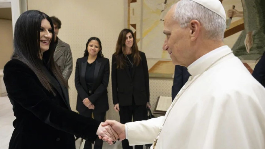 Laura Pausini recibió el premio "Global Icon" de Billboard Italia ante el Papa