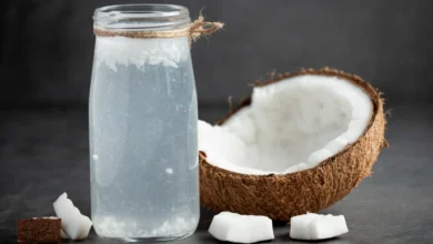 Descubre los beneficios del agua de coco, el sustituto bajo en calorías ideal para rehidratarse
