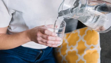 La cantidad mínima de agua que el riñón necesita es 1,2 a 1,3 litros al día